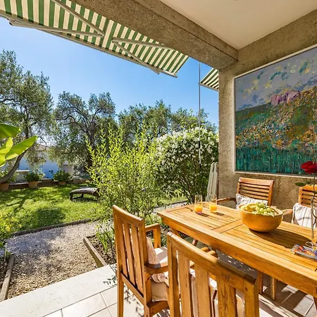 Apartment Serene By The Sea Banjol