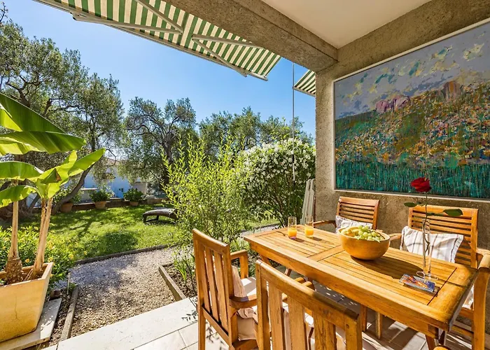 Apartment Serene By The Sea Banjol