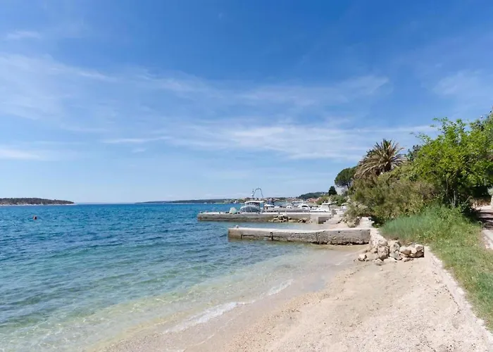 Apartment Serene By The Sea Banjol